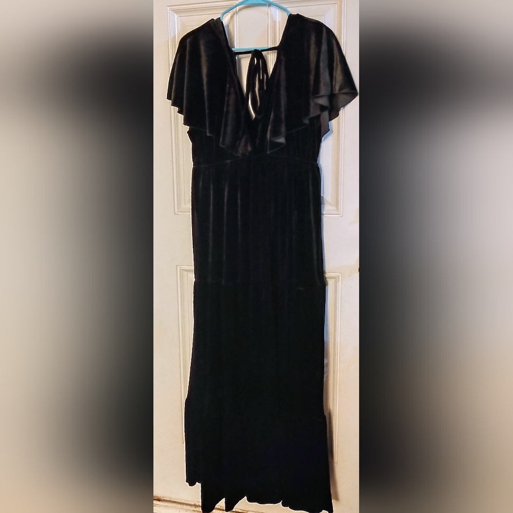 New w/ Tags, Black Short Sleeve Velvety Dress from Simplee, Size Large.